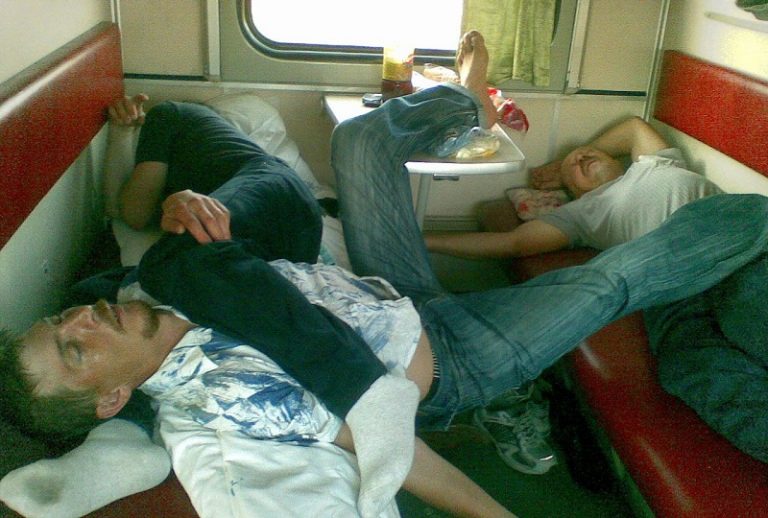 Порно В Поезде Пока Муж Спит