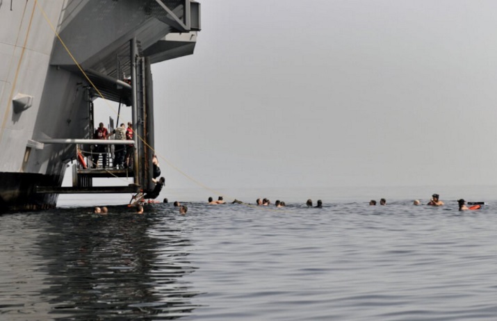 Как моряки ВМС США находят способы отдыхать на судне