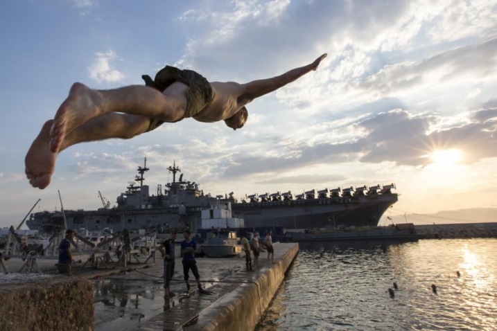 Как моряки ВМС США находят способы отдыхать на судне