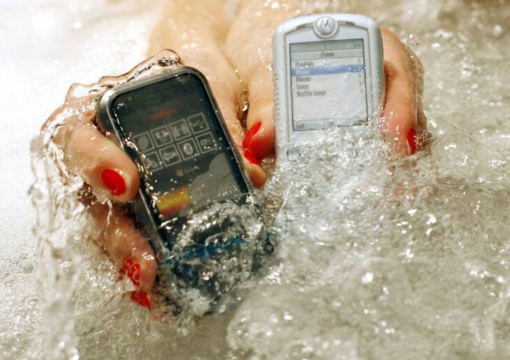 водонепроницаемые мобильные телефоны