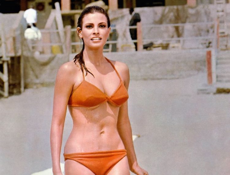 Raquel Welch_retro foto krasivyye devushki v kupal'nikakh