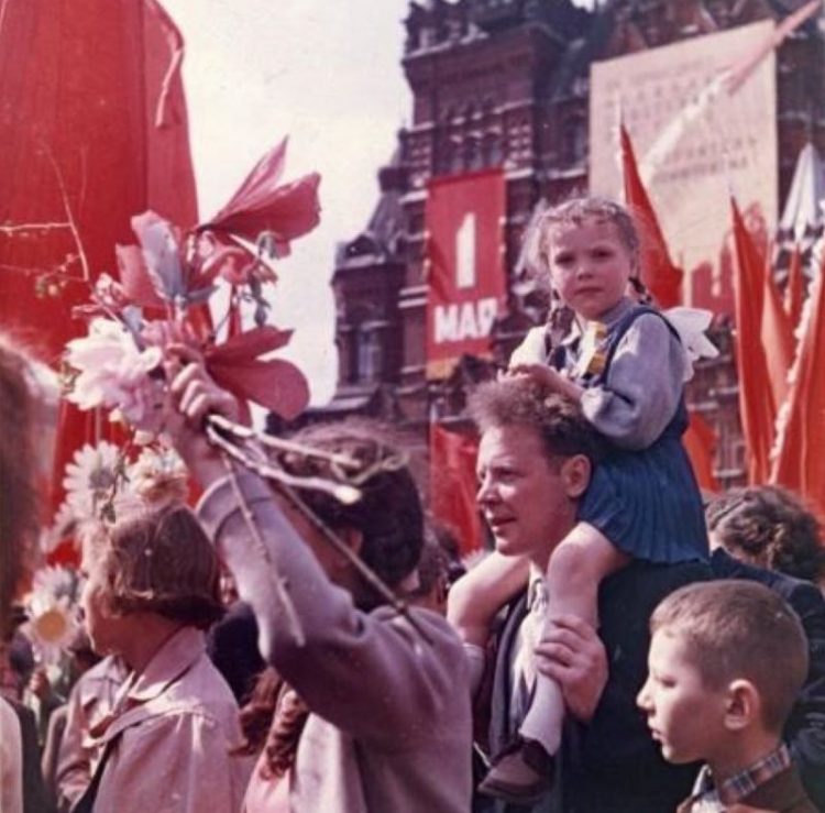 1954 Красная площадь Цветы Красные флаги дети на плечах у папы