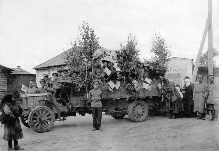 1917 Первомай Катание детей на грузовике