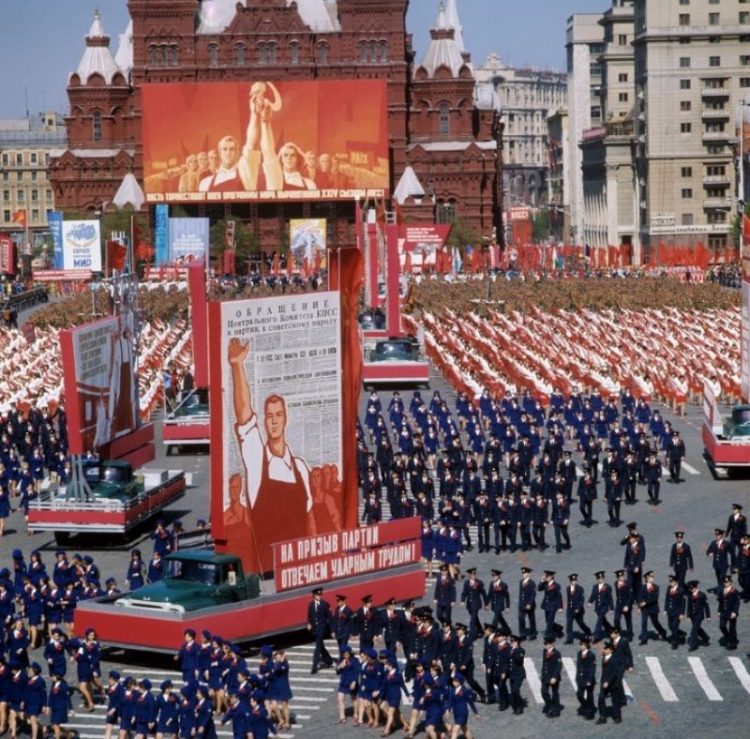 1975 шеренги на первомайском параде