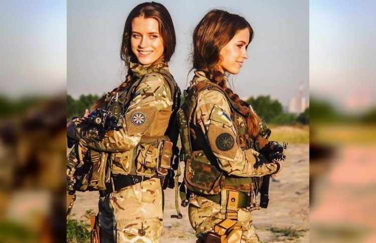  девушки в военной форме