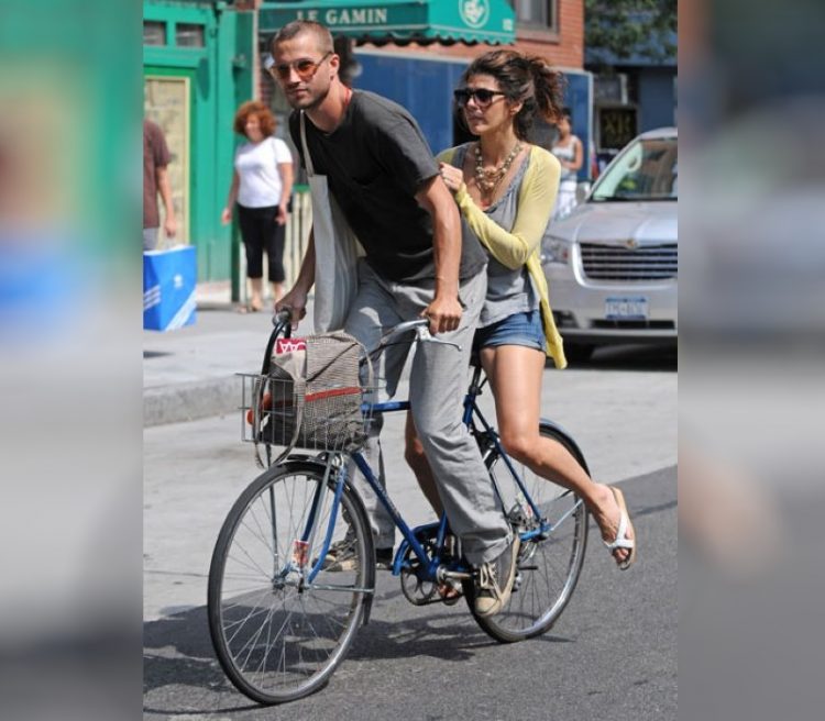 znamenitosti na velosipedakh_Marisa Tomei and Logan Marshall-Green