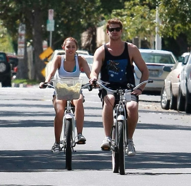 znamenitosti na velosipedakh_Miley Cyrus and Liam Hemsworth