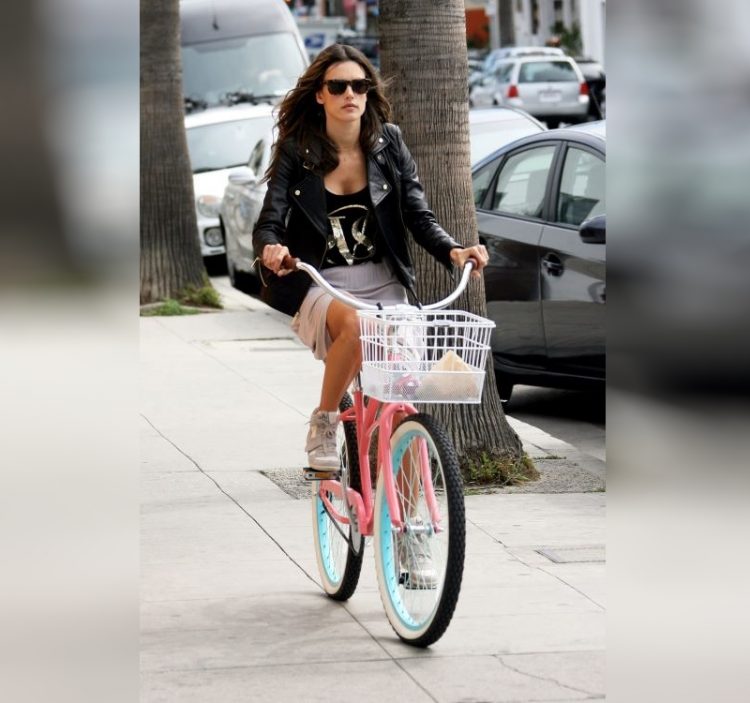 znamenitosti na velosipedakh_Alessandra Ambrosio