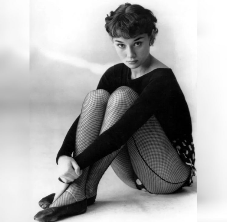 Audrey Hepburn_Одри Хепберн_krasavitsy zolotoy ery Gollivuda v chulkakh