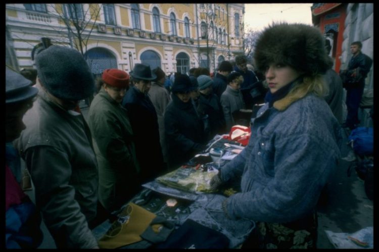 Атмосферные фотографии девушек 90-х, которые переносят в Россию тех времен