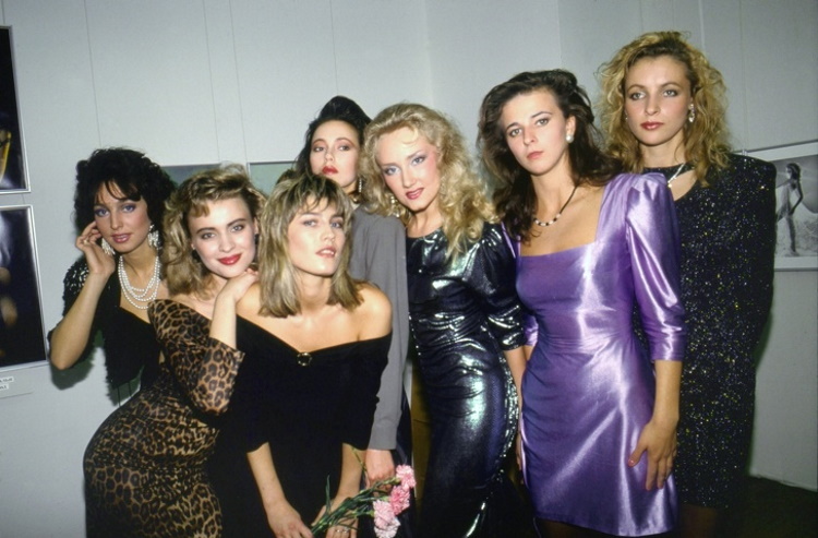 Атмосферные фотографии девушек 90-х, которые переносят в Россию тех времен
