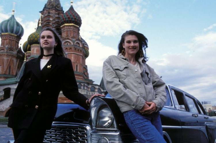 Атмосферные фотографии девушек 90-х, которые переносят в Россию тех времен
