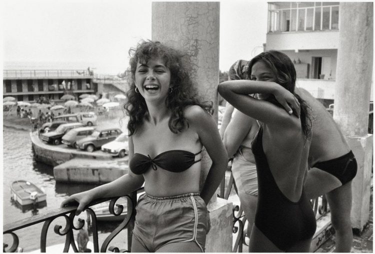 Vintage Beach Delights: Entertaining Throwback Photo Collection